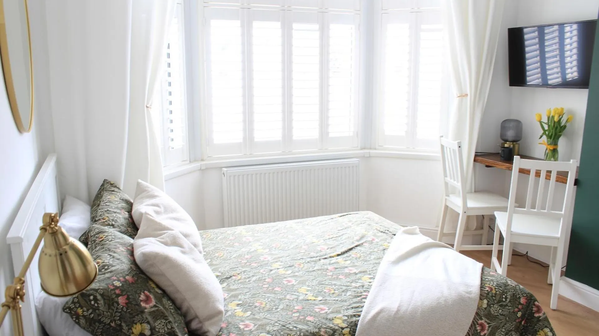 Private Toilet, 15 Min To Central London contacts
